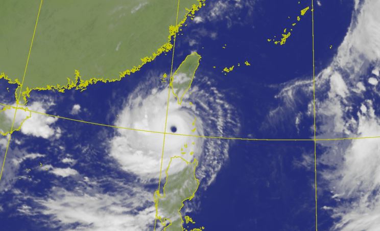 強颱「蘇拉」的暴風圈已於今日上午11點左右接觸台灣南端陸地。圖／中央氣象局提供
