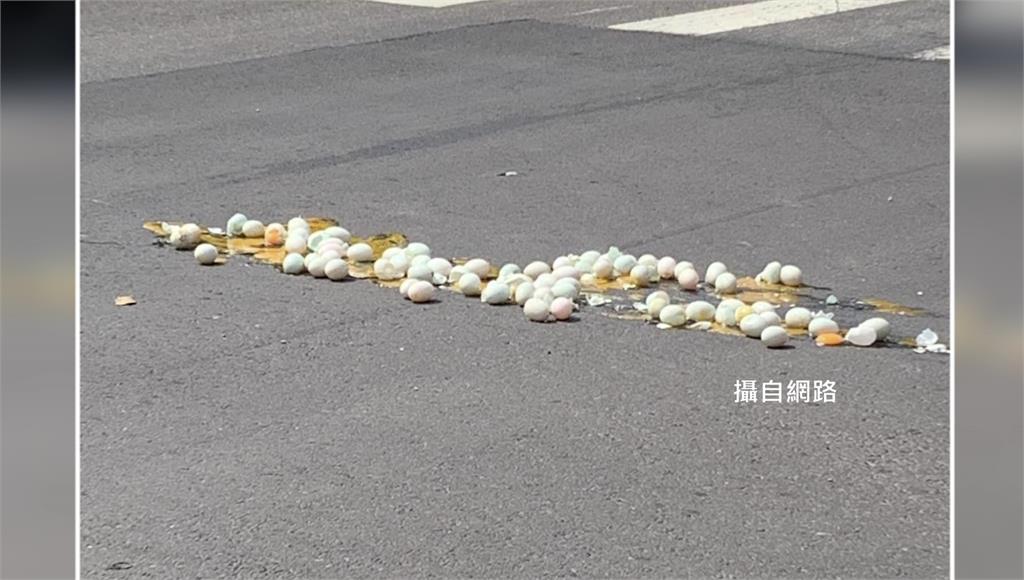 網友在臉書上分享台中有民眾騎車載蛋，卻疑似沒綁好50多顆蛋全摔落在地。圖／翻攝自網路