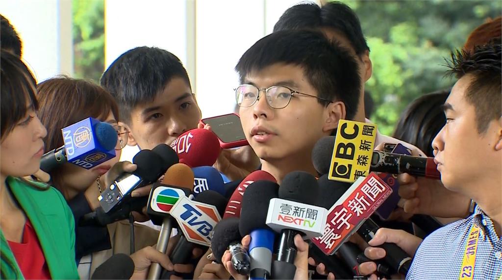 香港眾志秘書長黃之鋒等人前往立法院拜訪民進黨團，並私下與國民黨團聯繫。圖：台視新聞