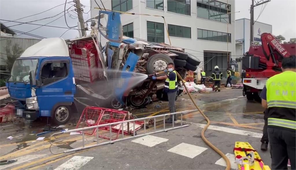 鶯歌砂石車翻覆波及7車 「電杆被撞斷」 3人一度受困共7傷