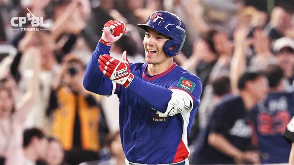 球迷搶瘋！費仔「WBC台澳戰」中華隊戰袍64萬落槌成交