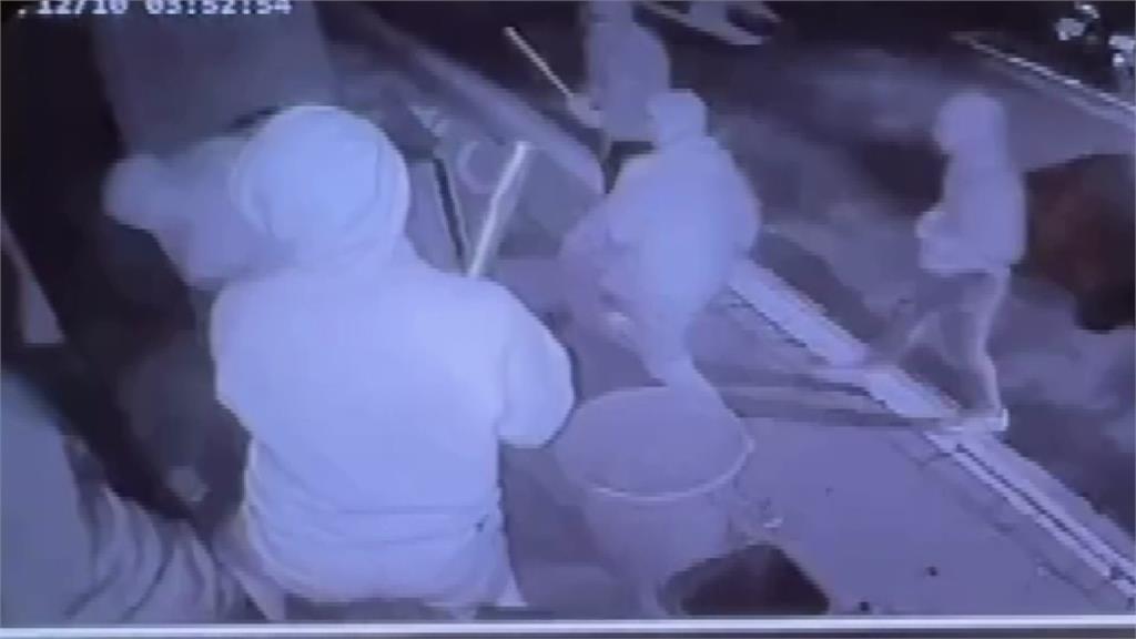 球棒隊砸北市知名私房菜餐廳潑漆 疑股東金錢糾紛報復