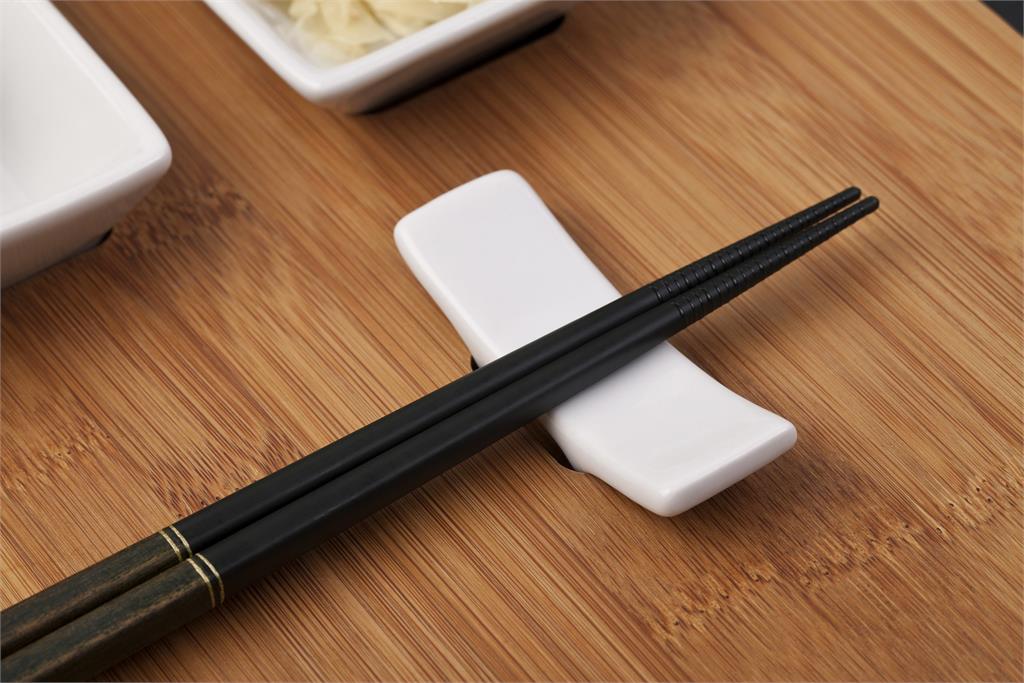 日本明治大學研發「味覺筷子」，號稱可放大食物鹹味1.5倍。示意圖／翻攝自Pixabay
