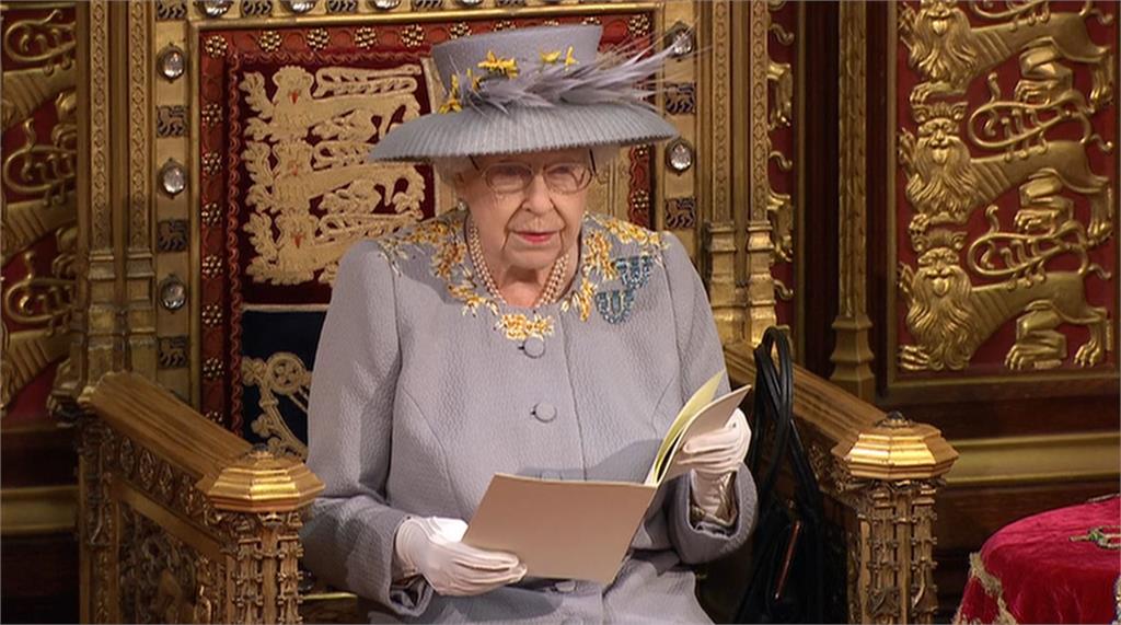 英國女王被媒體拍到獨自開出兜風。圖／翻攝自AP Direct（資料畫面）