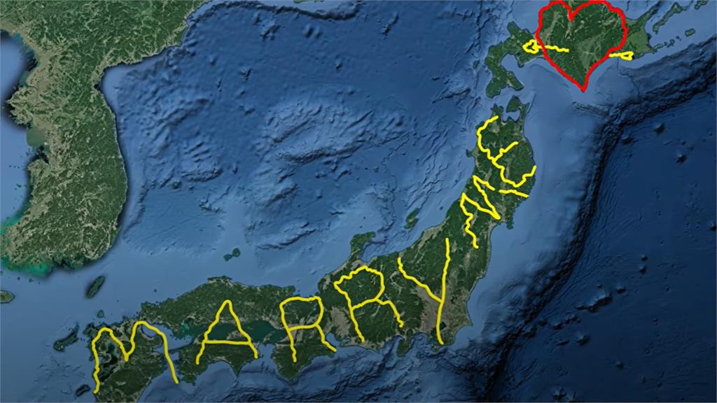 日本一名男子在Google地圖上走出「Marry Me」足跡，向女友求婚。圖／翻攝自YouTube@Google