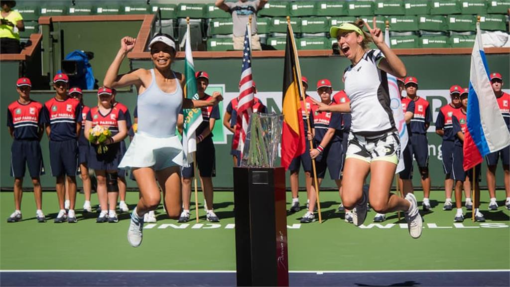 台灣網球一姐謝淑薇（左）與比利時搭檔梅丹斯（右）在印地安泉網球大師賽奪冠。圖／翻攝自Facebook@Dreamwalker.SwHsieh