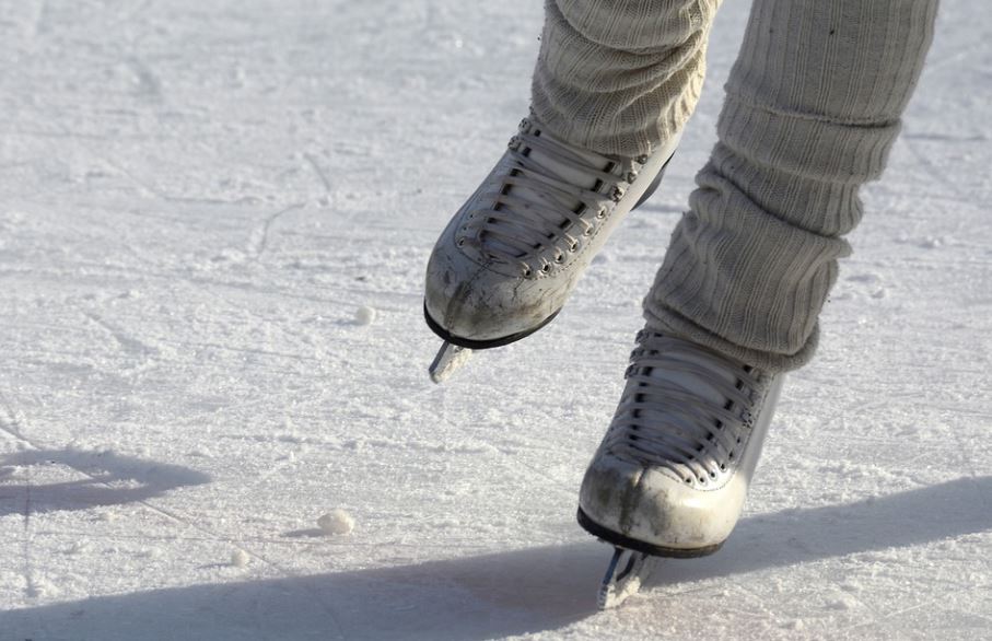 俄羅斯一名超狂阿嬤，入冬後每天都「溜冰」到鎮上採買。示意圖／翻攝自Pixabay