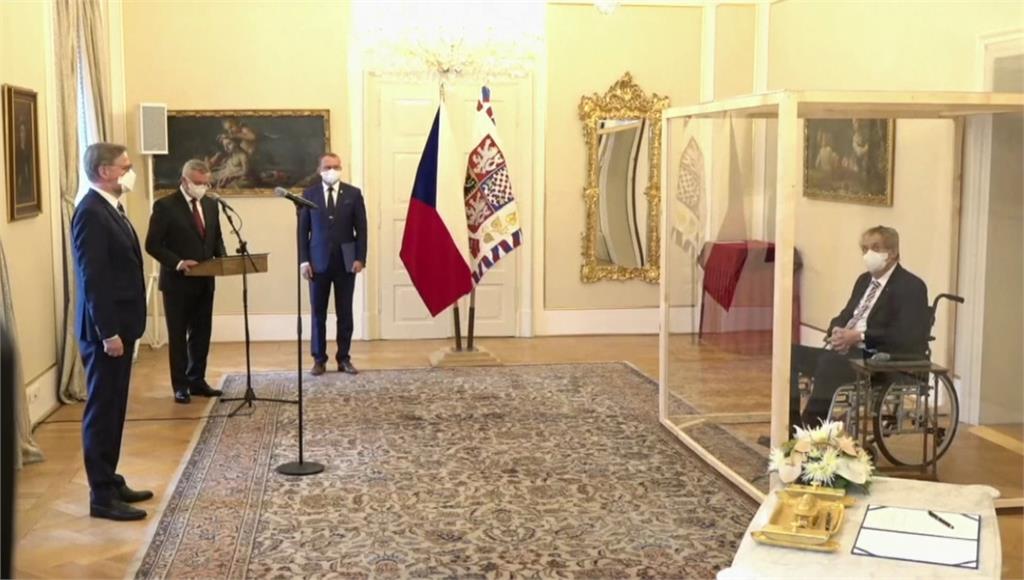 捷克總統齊曼染疫，隔著「透明隔板屋」任命新總理費亞拉。圖／翻攝自AP Direct