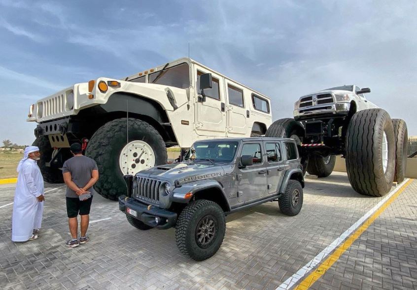 阿聯酋長擁「地表最大」悍馬車。圖／翻攝自Instagram@shhamadbinhamdan