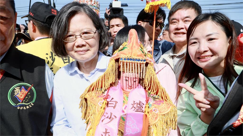 蔡英文現身白沙屯媽祖進香隊伍：成為最平凡、最榮幸的香燈腳