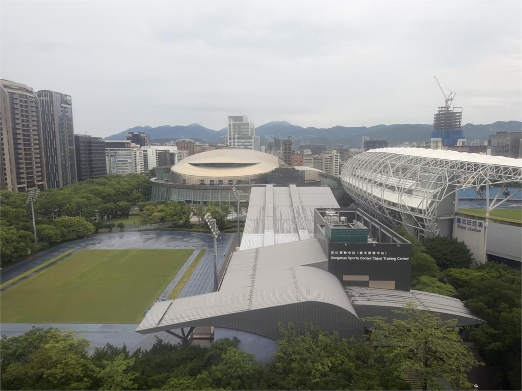滯留鋒面南移！中部以北、宜花濕涼「雨區擴大」 最快明轉晴