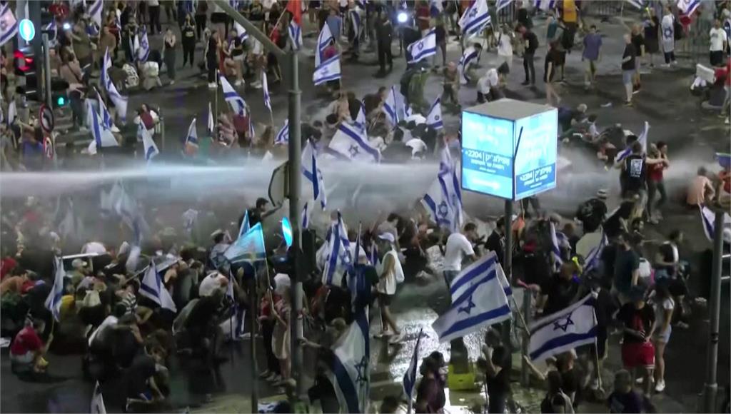 以色列通過爭議司改民眾上街抗議。圖／路透社、美聯社