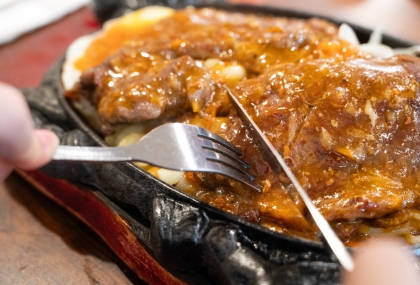 平價牛排可以放心吃？營養師揭重組肉真相：「關鍵在這1點」 