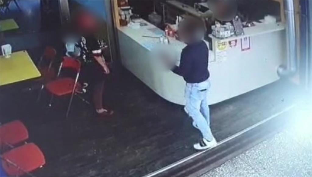 男子走進早餐店持玩具槍試圖恐嚇友人。圖／台視新聞