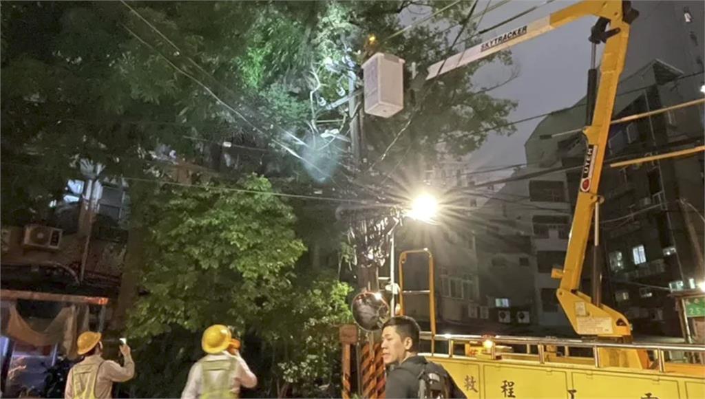 新北市板橋長安街、海山路一帶停電，台電人員緊急搶修。圖／台視新聞