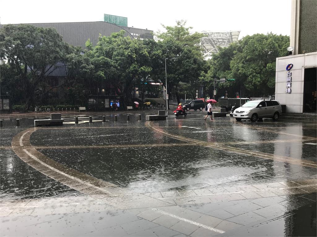 受到颱風「鳳凰」影響，4縣市發布豪大雨特報。圖：胡立夫 攝