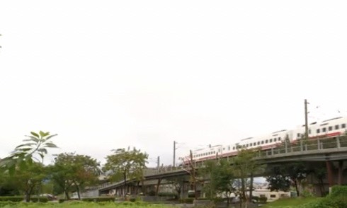 普悠瑪號行經宜蘭路段，宜蘭人盼望也有高鐵搭。圖：台視新聞