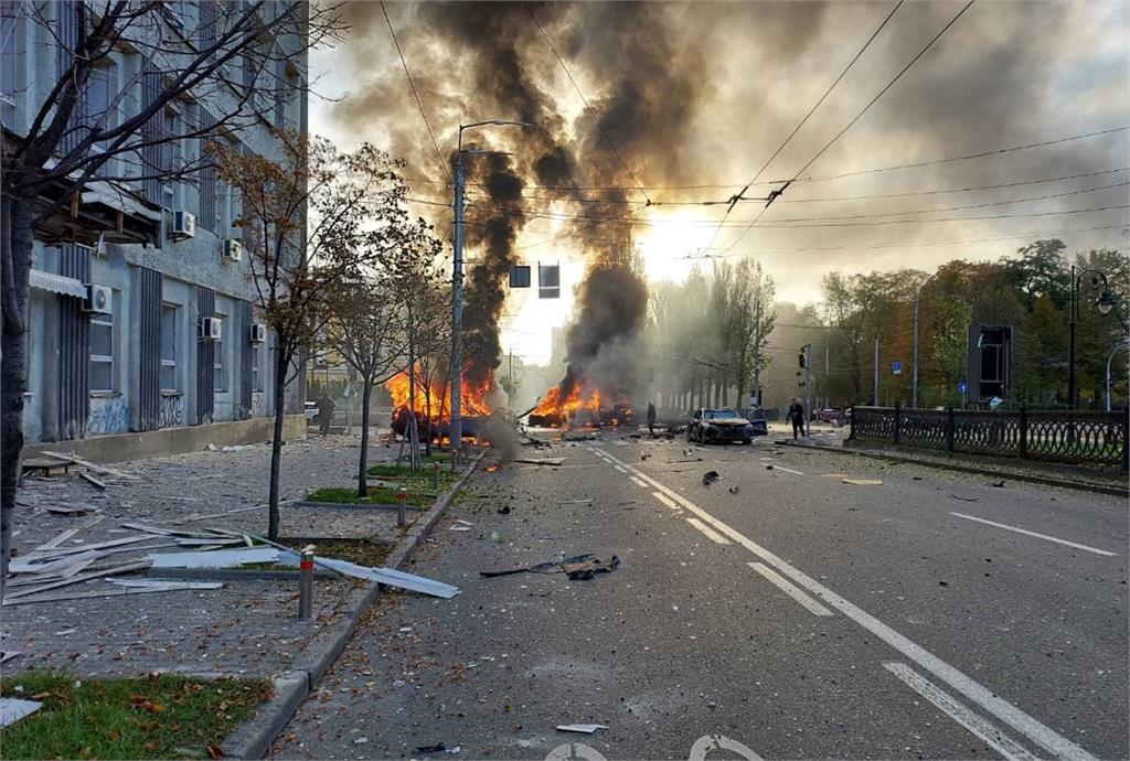 烏克蘭首都基輔傳出爆炸，據外媒報導，有可能是俄羅斯為報復烏克蘭而採取的行動。圖／翻攝自Twitter@MattiMaasikas