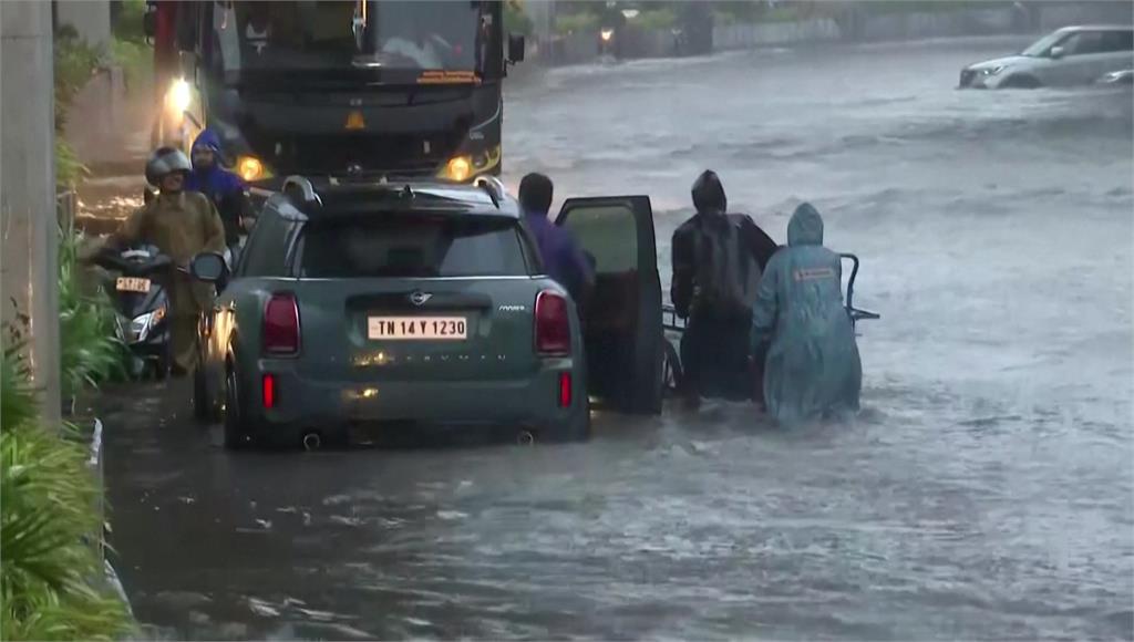 未登陸釀5死，米強氣旋逼近印度道路成河。圖／美聯社、路透社