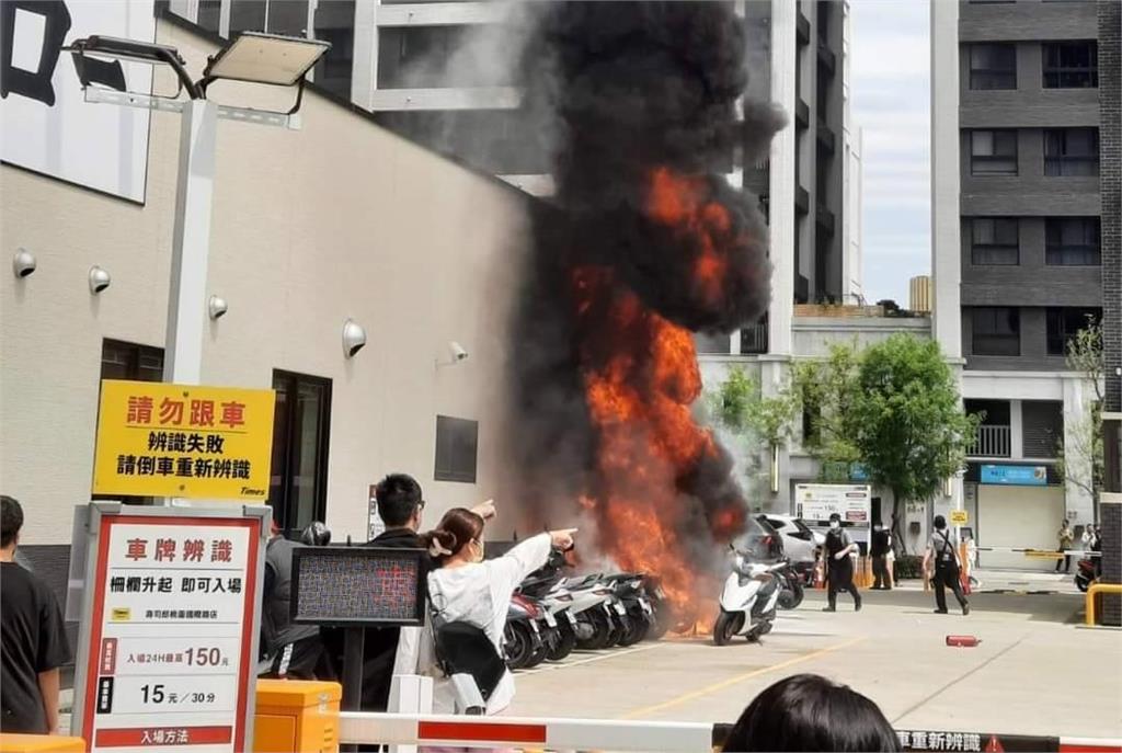 桃園壽司郎停車場遭縱火，「黑煙竄天」14輛機車燒到剩骨架。圖／民眾提供