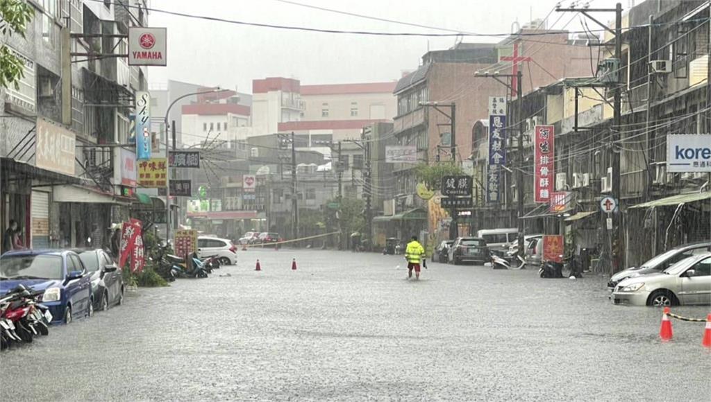 今天下午桃園中壢降下大雨，部分地區出現淹水情況。圖／台視新聞