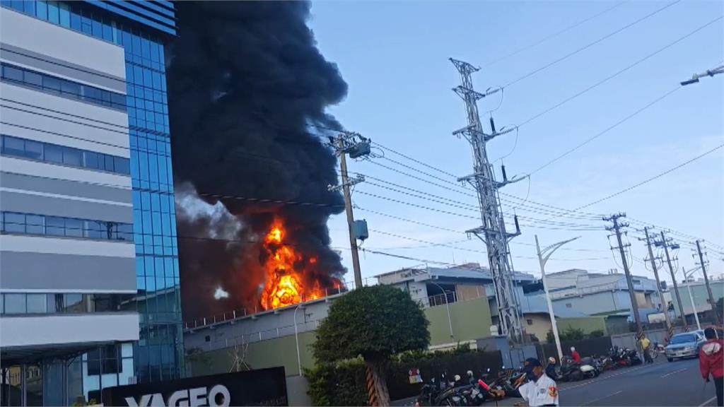 高雄大寮區一處工廠傳火警！濃煙、火勢數公里外可見 幸無人受困