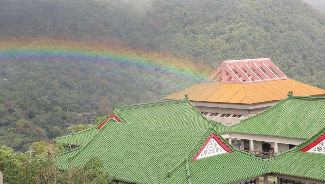 彩虹高掛陽明山，搭配文化大學中式宮廷屋頂，像是一座彎曲橋梁。圖：台視新聞
