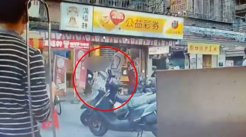 2名男子在飲料店外爆發肢體衝突。圖／台視新聞