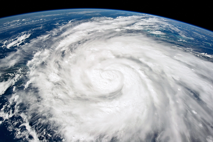 颶風伊恩橫掃美國佛州，造成200萬戶停電，已釀15死。圖／翻攝自Facebook@NASA Earth