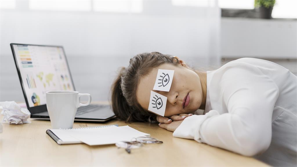 研究指出，白天有小睡習慣的人，大腦容積比沒有小睡習慣的人大了15立方公分。示意圖／翻攝自Freepik