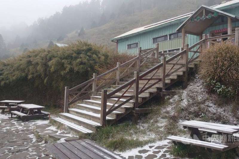 369山莊凌晨飄雪。圖：雪霸國家公園管理處提供