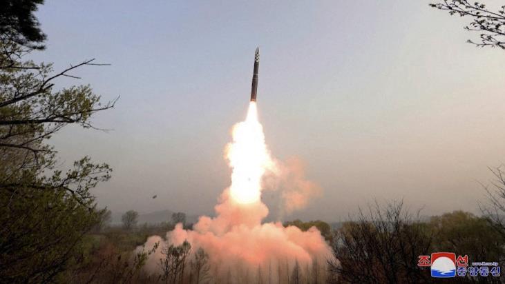 北朝鮮深夜「核打擊」發射2枚彈道飛彈。圖／朝中社 