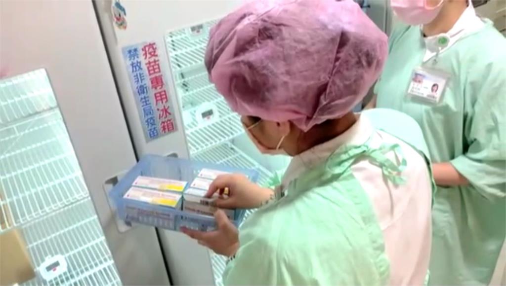 醫護人員收到配發的莫德納疫苗，進行冰存。圖／台視新聞