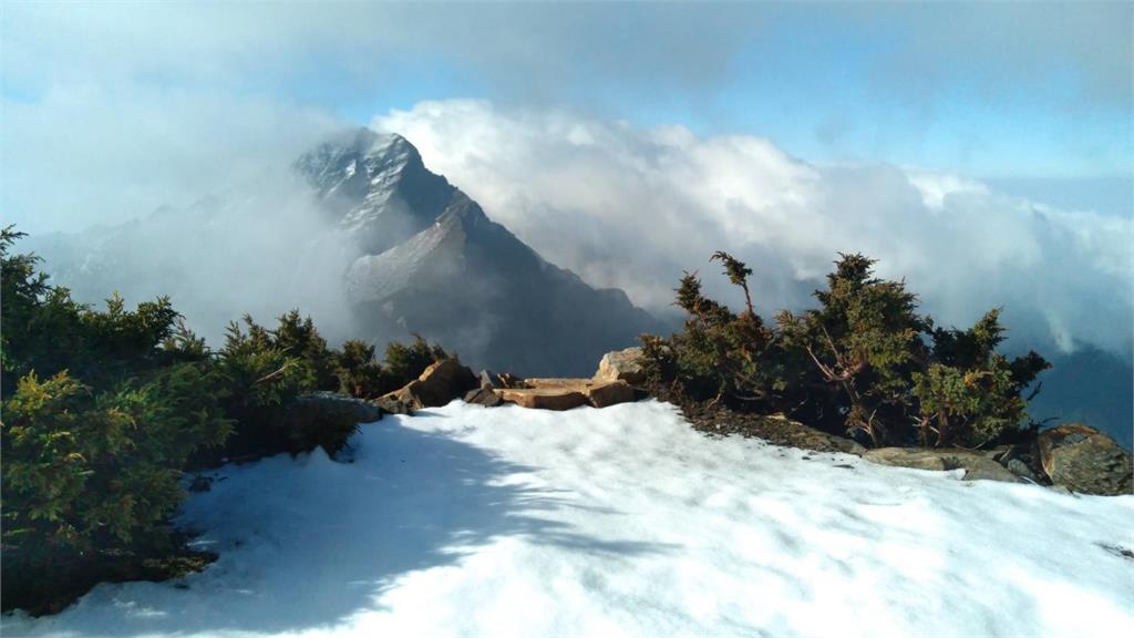 清明節玉山下雪了！「積雪2公分」銀白絕美景象曝光