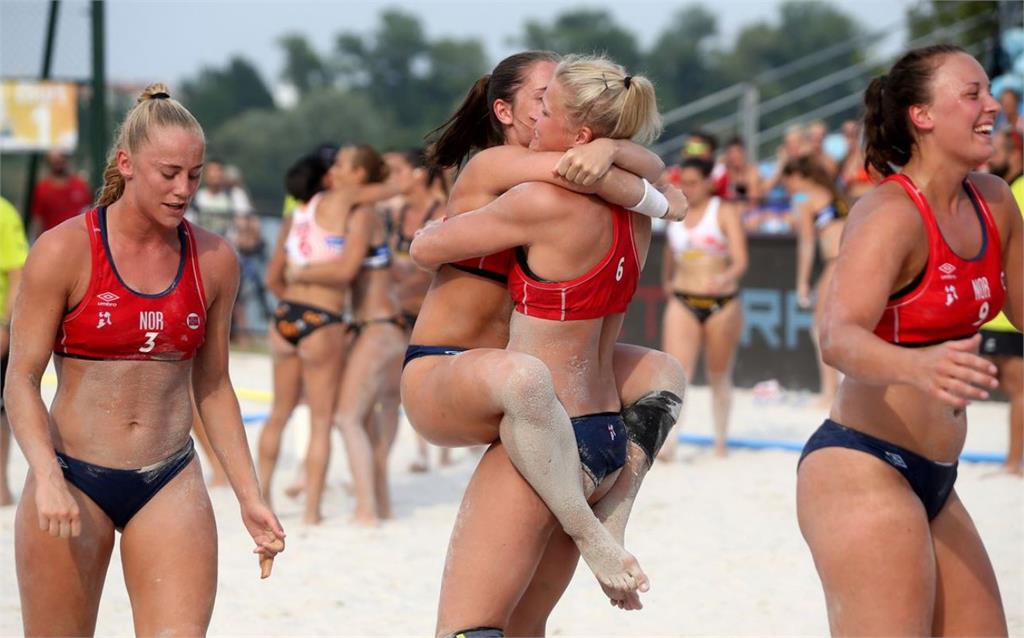 挪威女子沙灘手球代表隊認為，穿著比基尼褲運動，非常不舒服。圖／翻攝自@amalieskram Twitter