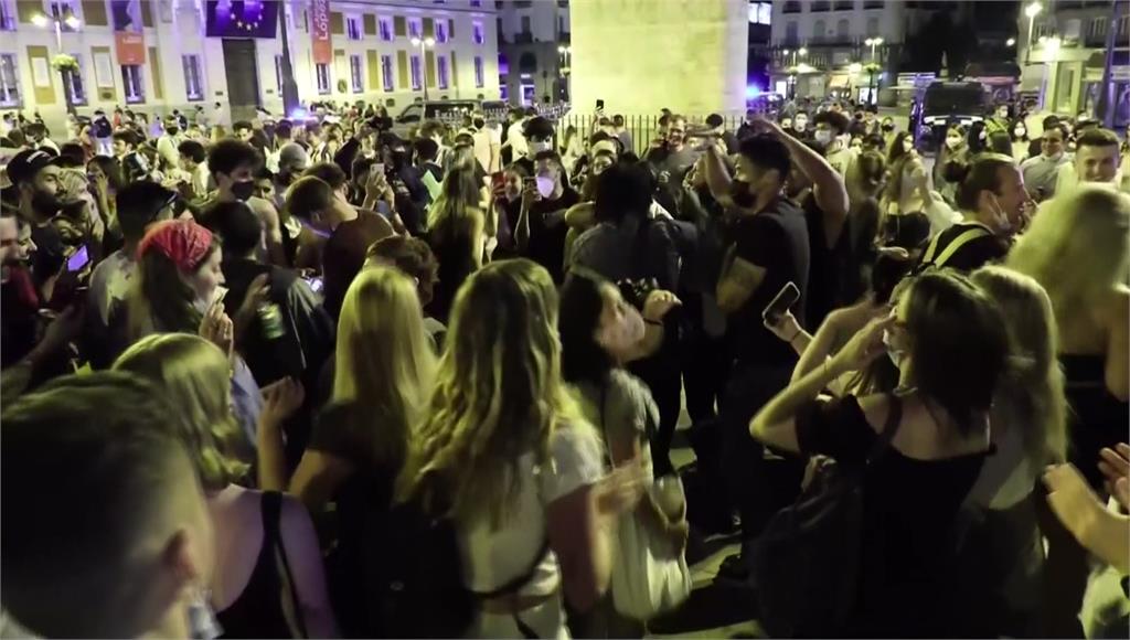 西班牙民眾在街頭狂歡，慶祝長達6個月的緊急狀態解禁。圖／AP