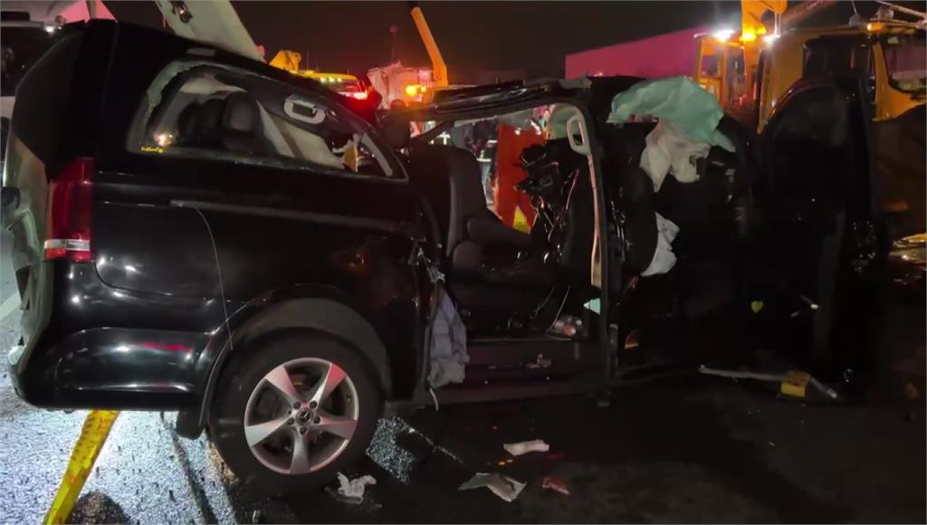 國1凌晨「四車連環撞」9傷1命危！黑車頂遭削斷 物流車卡分隔島壓車