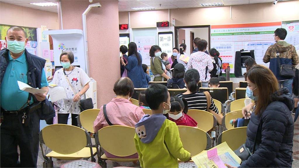 許多家長一早在門診外，排隊等待施打公費流感疫苗。圖：台視新聞