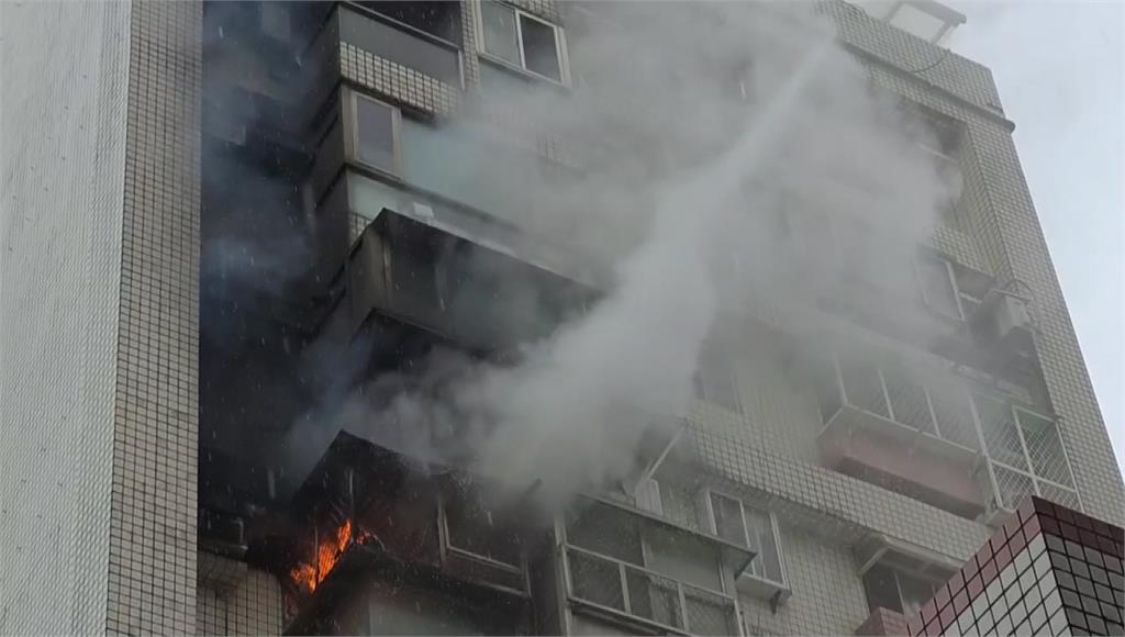 北市松山區社區大樓清晨火警 火苗燒黑外牆「磁磚噴飛」2傷送醫