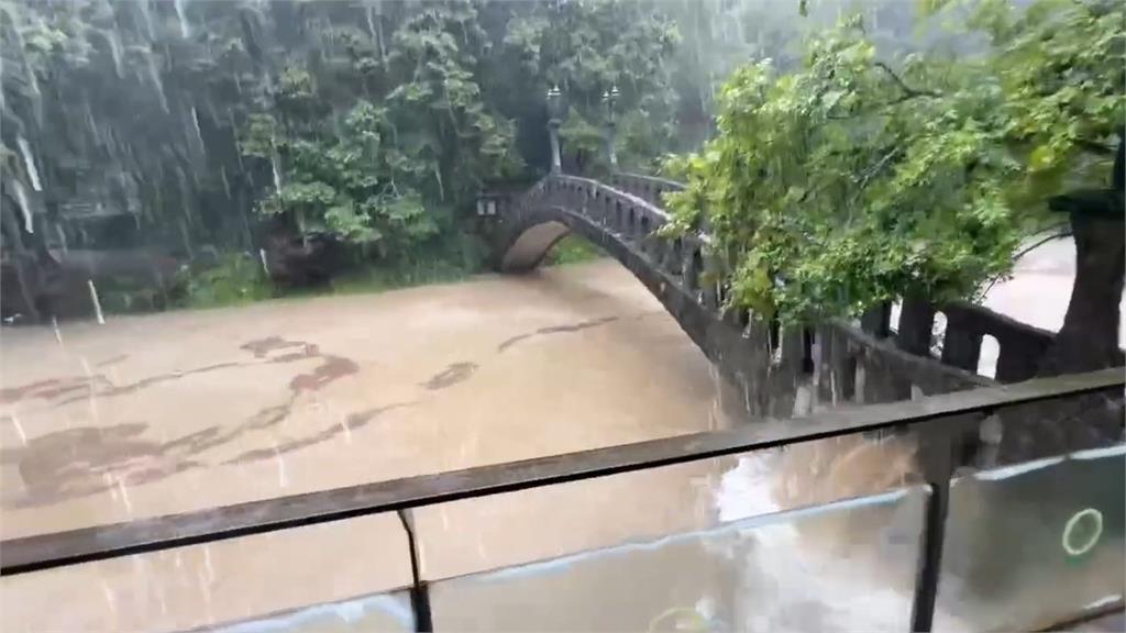 南投杉林溪野溪水暴增！ 園區步道成小瀑布、泥水漫流到路面