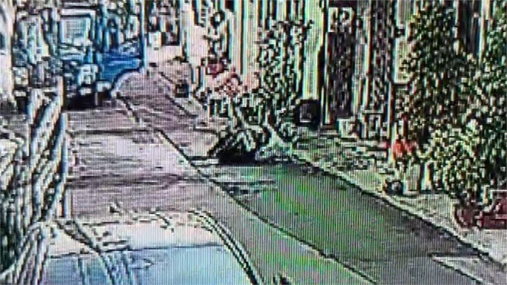 汙水工程挖坑未示警？ 女騎士連人帶車栽進坑洞