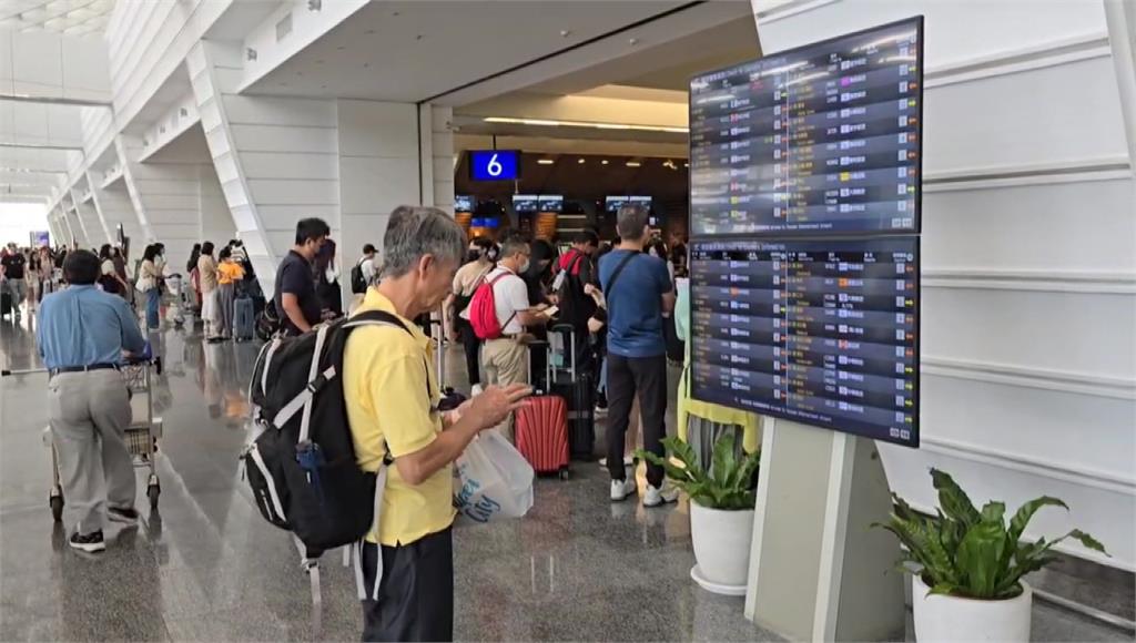 出國熱潮持續，機場擠滿旅客。圖／非凡新聞