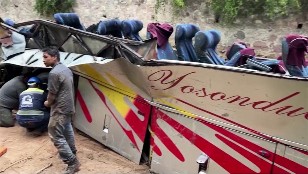墨西哥發生巴士墜崖事故，造成至少29人死亡。圖／美聯社、路透社