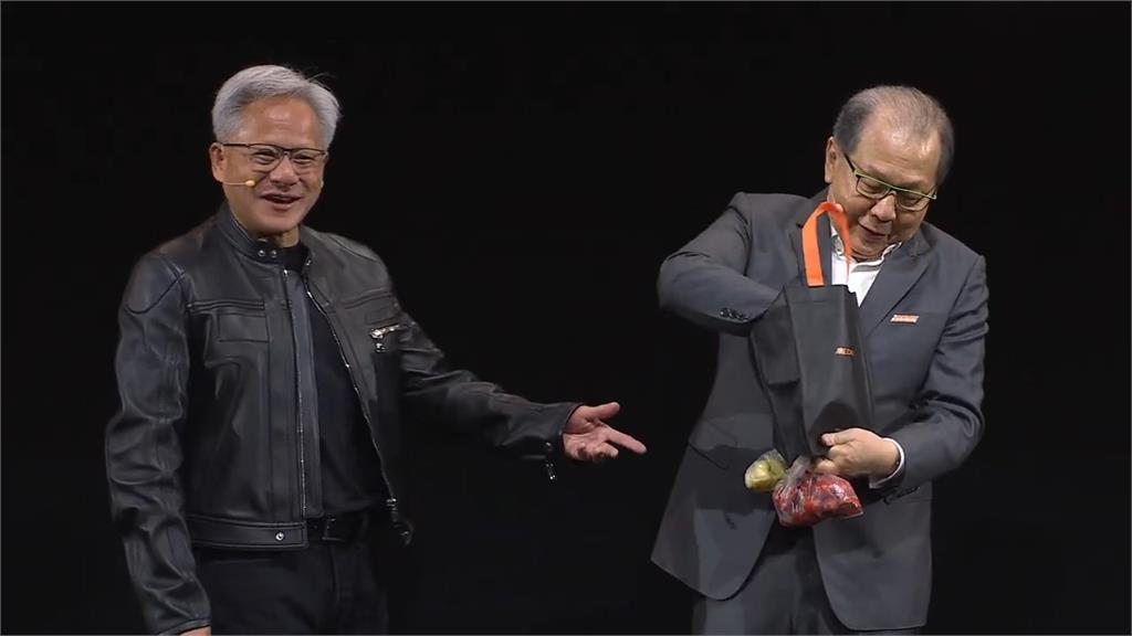 黃仁勳見到蔡力行拿出一袋袋他最喜歡的通化夜市鄭阿姨水果，笑容滿面。圖／翻攝自YouTube@COMPUTEX TAIPEI