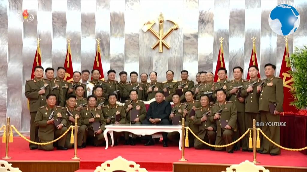 金正恩贈槍給北韓高官 大合照「變身007」