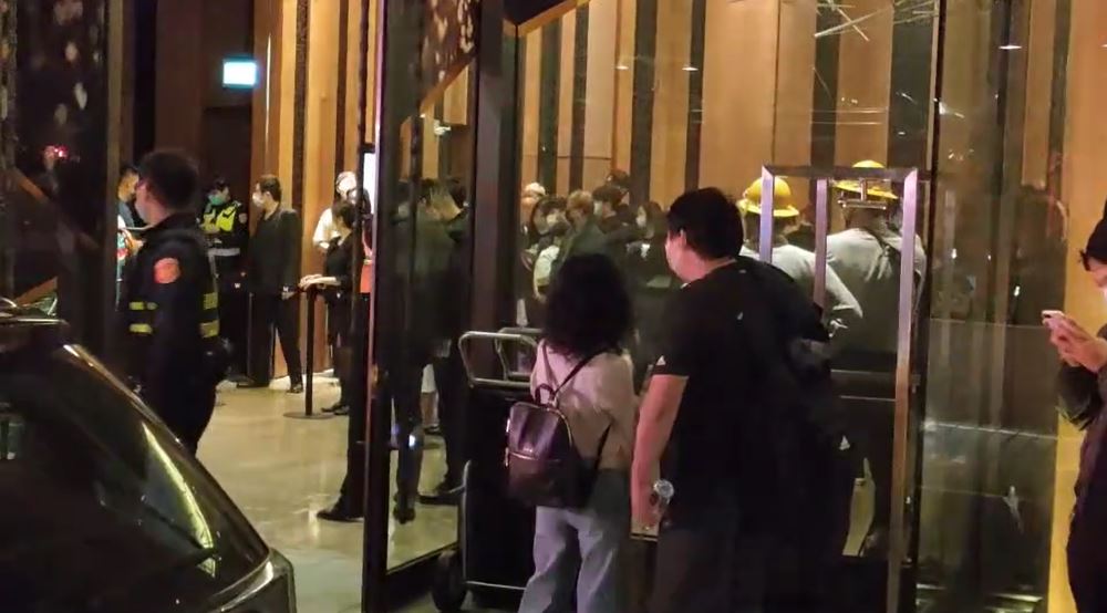 北市W Hotel突跳電，多名民眾一度受困電梯。圖／台視新聞