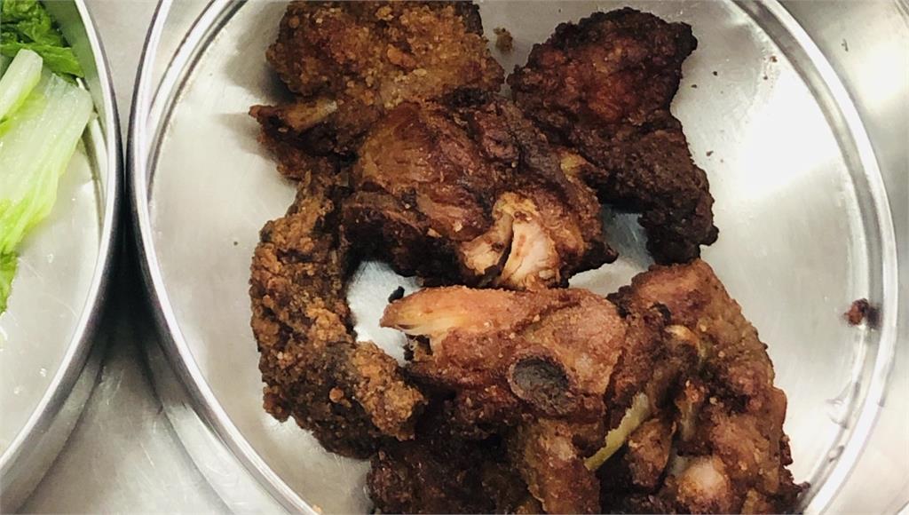 高雄一所國小的營養午餐出現顏色焦黑的雞肉。圖／翻攝自旗山大小事臉書