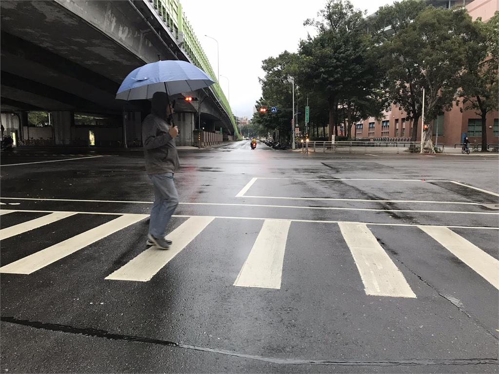 東北風增強帶水氣，北部及東部雨區擴大。圖：胡立夫 攝（資料照）