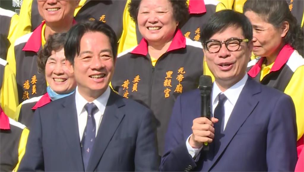 陳其邁（右）笑賴清德（左），上任總統之後會老很快。圖／台視新聞