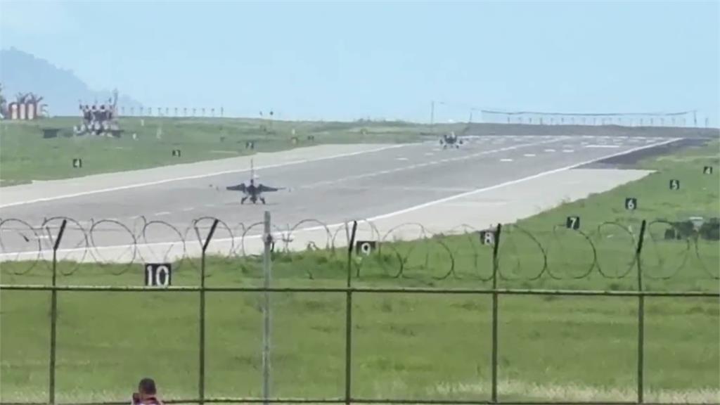 首批F-16V BLK70戰機傳已抵關島 志航基地外軍事迷守候